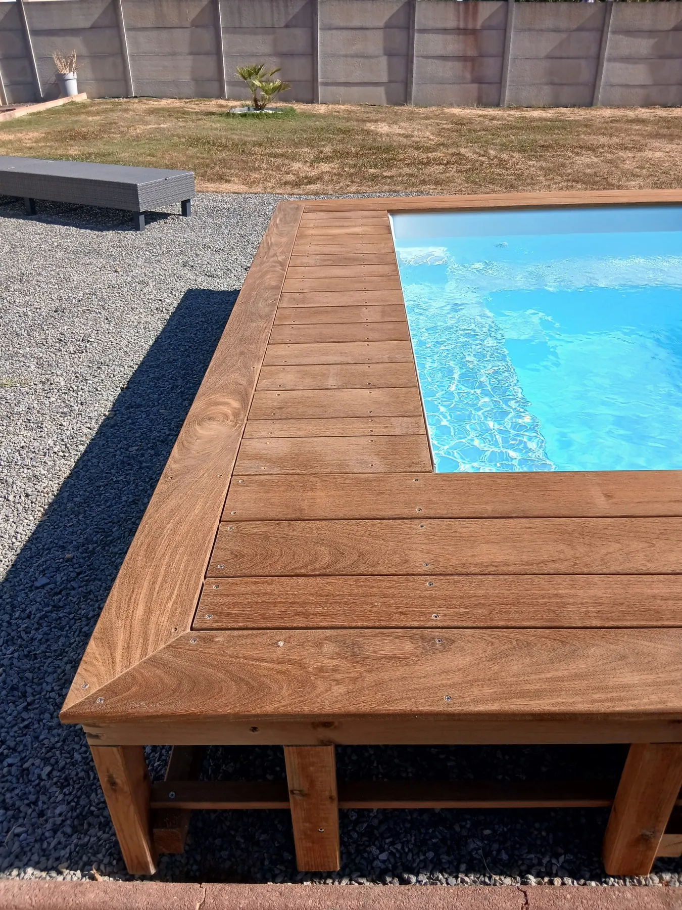 Détail des lames et finitions de la plage en bois